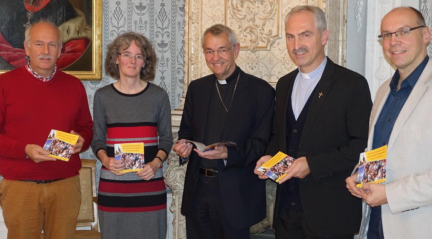 Das Redaktionsteam überreicht die neue Broschüre Erzbischof Schick (Foto: Pressestelle Erbistum Bamberg)